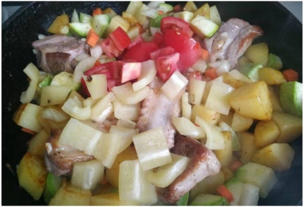 Свинина с овощами на сковороде
