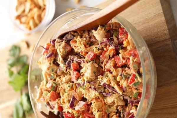 Он станет вашим любимым: готовим новогодний салат с копченой курицей и грибами