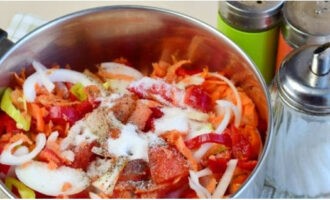 Салат из помидоров, перца, моркови и лука на зиму