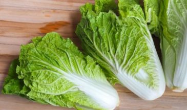 Его можно подать по-новому: как интересно приготовить салат из пекинской капусты