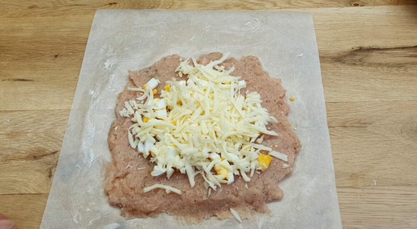 Куриный рулет с яйцом и сыром