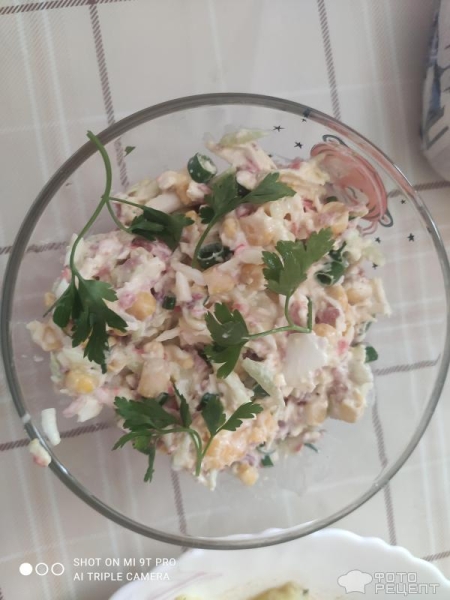 Рецепт: Салат из крабовых палочек с кукурузой и яйцом - И с колбасой.