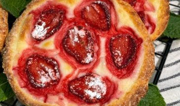 Ватрушки с клубникой: рецепт вкусной сезоной выпечки