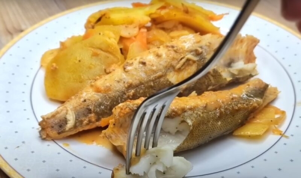 Подруга из Испании научила. Дешёвую рыбу там готовят только так: простой и вкусный рецепт