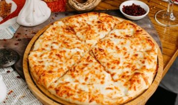 Ленивые хачапури на сковороде: приготовьте самый простой перекус всего за несколько минут