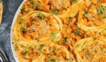 Макаронные гнезда с фаршем на сковороде