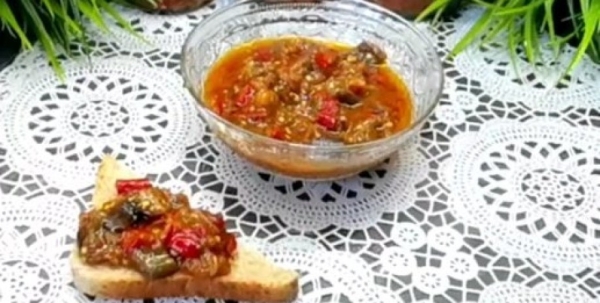 Вкуснее, чем кабачковая икра: рецепт салата из баклажанов