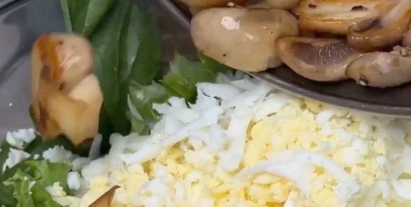 Салат с беконом, яйцом и грибами: невероятный рецепт от участницы «МастерШеф»