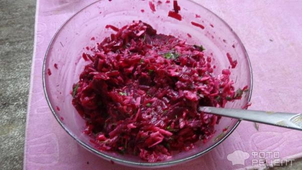 Рецепт: Салат из вареной свеклы "Вкусный" - Яркий , вкусный и очень полезный.