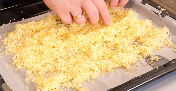 Молодая картошка с сыром в духовке