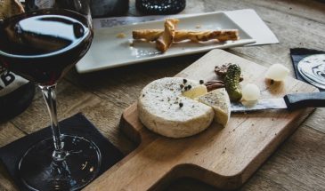 Бри и камамбер могут исчезнуть: ученые рассказали, почему это произойдет и что делать гурманам