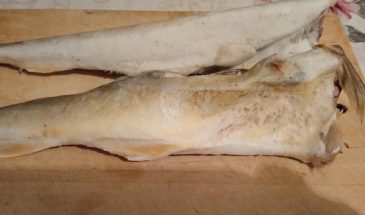 Рецепт: Навага тушенная с овощами и сметаной — Вкусный рыбный ужин по бюджетной цене
