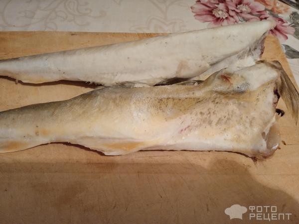 Рецепт: Навага тушенная с овощами и сметаной — Вкусный рыбный ужин по бюджетной цене