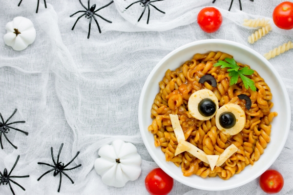 Удивите детей на Хэллоуин: рецепт макарон в томатном соусе