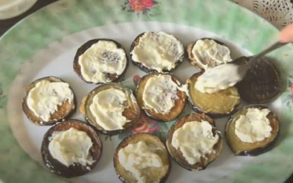 Жареные баклажаны с чесноком на сковороде