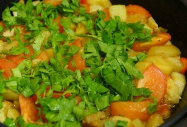 Овощное рагу из кабачка, баклажанов, перца и помидоров