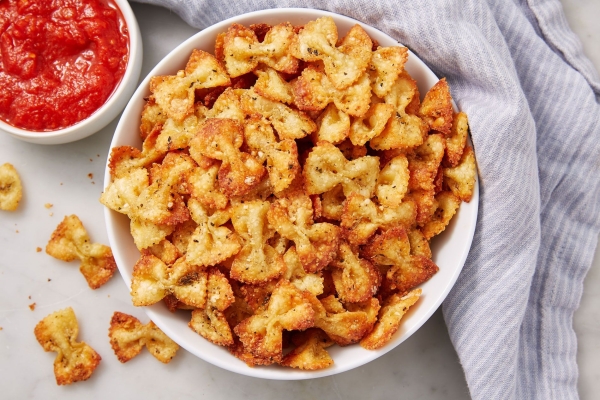 Вы еще так не готовили: рецепт чипсов из жареных макарон