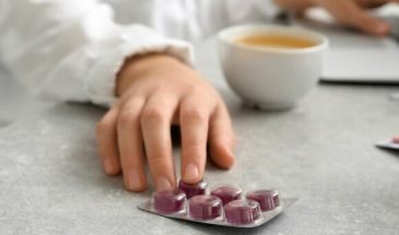 Можно ли запивать лекарства чаем: отвечает врач