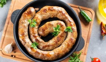 Обязательный элемент пасхальной корзины: как приготовить самую вкусную колбасу в духовке