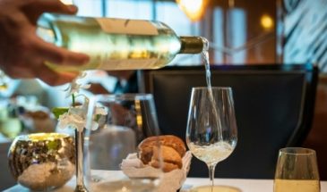 Лучшие закуски к белому вину: что подать на праздничный стол