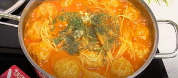 Тефтели в томатном соусе на сковороде