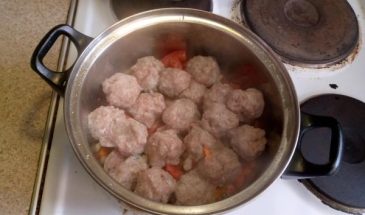 Рецепт: Тушеная капуста с фрикадельками — По-домашнему