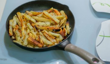 Чтобы была хрустящая снаружи и нежная внутри: как жарить картофель на сковороде