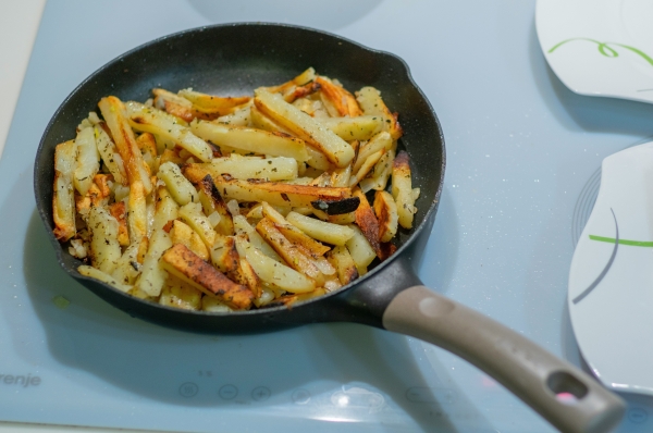 Чтобы была хрустящая снаружи и нежная внутри: как жарить картофель на сковороде