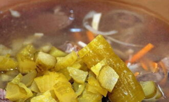 Классический рассольник с перловкой и огурцами
