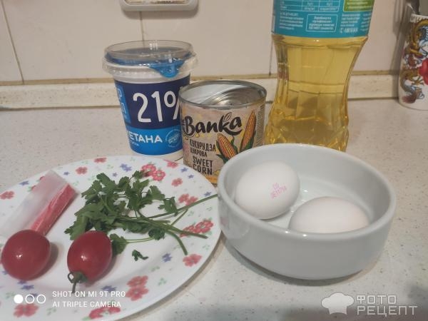 Рецепт: Омлет на сковороде — С крабовыми палочками, помидорами черри и кукурузой.