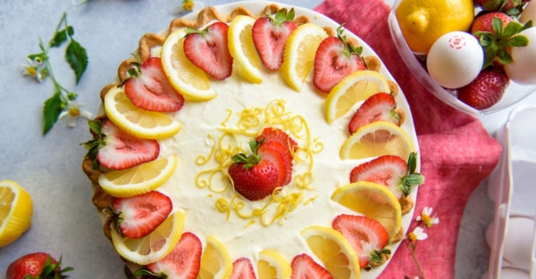 Не торт, произведение искусства – рецепт муссового десерта с клубникой и лимоном