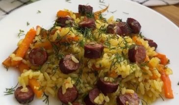 Быстрый плов с необычным вкусом: рецепт сытного блюда с охотничьими колбасками