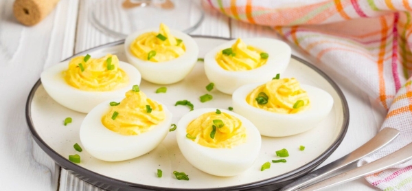Легендарные яйца с хреном: простой рецепт идеальной закуски на Пасху
