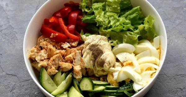 Яркий салат с жареной курицей и овощами