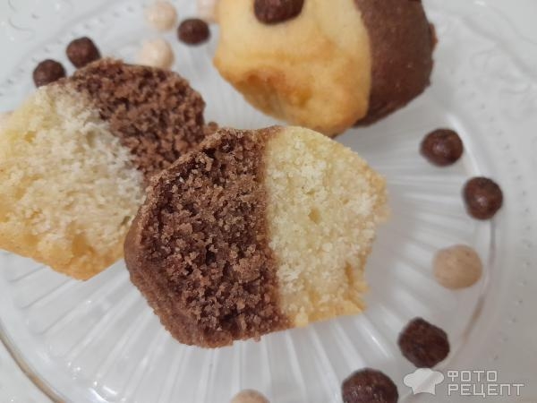 Рецепт: Кексы "День и ночь" - Быстрые и красивые кексы в силиконовых формочках, ванильно-шоколадные с хрустящими шариками.