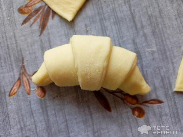 Рецепт: Круассаны с ореховой начинкой - из домашнего слоеного дрожжевого теста