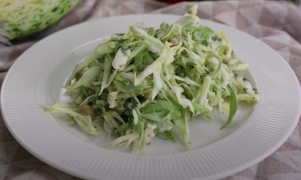 Невероятно вкусный салат из капусты. Рецепт из самых простых продуктов
