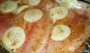 Рецепт: Филе тилапии запеченное — С луком и специями