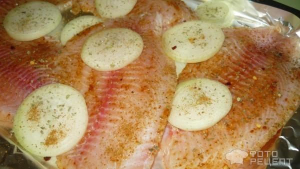 Рецепт: Филе тилапии запеченное — С луком и специями