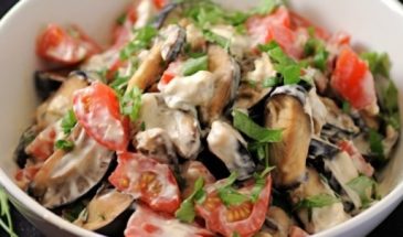 Простой рецепт и пикантный вкус: как приготовить оригинальный летний салат с жареными баклажанами