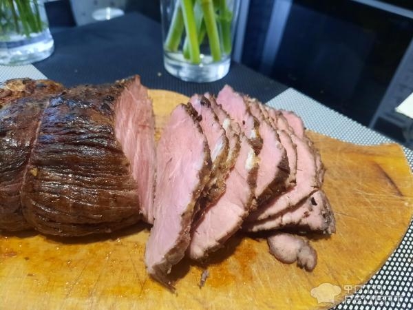 Рецепт: Ростбиф - Ро́стбиф (от англ. Roast beef — дословно «запечённая говядина»)