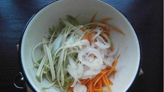 Салат из свежих кабачков