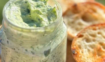 Чесночное масло: как быстро приготовить вкуснейшую намазку