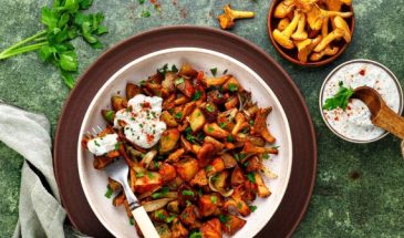 Осенние краски на одной тарелке: готовим картофельный салат с лисичками