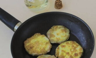 Кабачки кружочками на сковороде