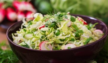 Ароматный и очень сочный: готовим салат «Весенний» из молодой капусты и редиса