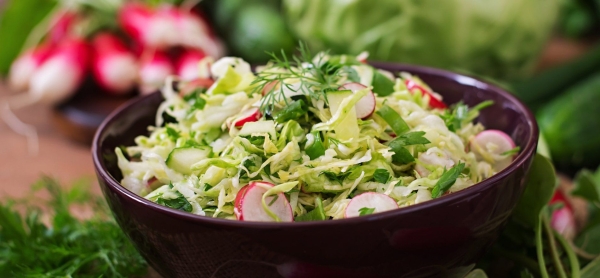 Ароматный и очень сочный: готовим салат «Весенний» из молодой капусты и редиса