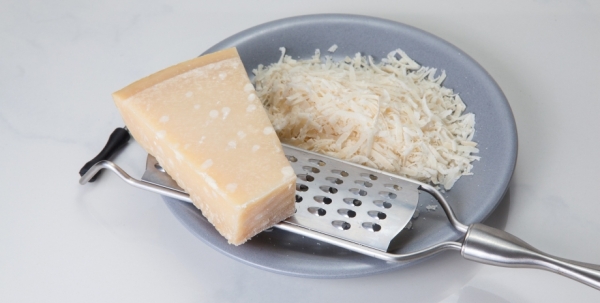 Как быстро натереть сыр на терке и без нее: простые советы