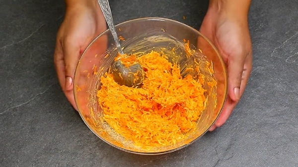 Салат с морковью и плавленым сыром