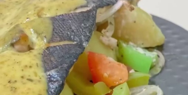 Рыба с молодыми картофелем в духовке: изюминка постного меню